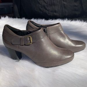 Clarks Bendables Gray Leather Heels Booties Sz 8